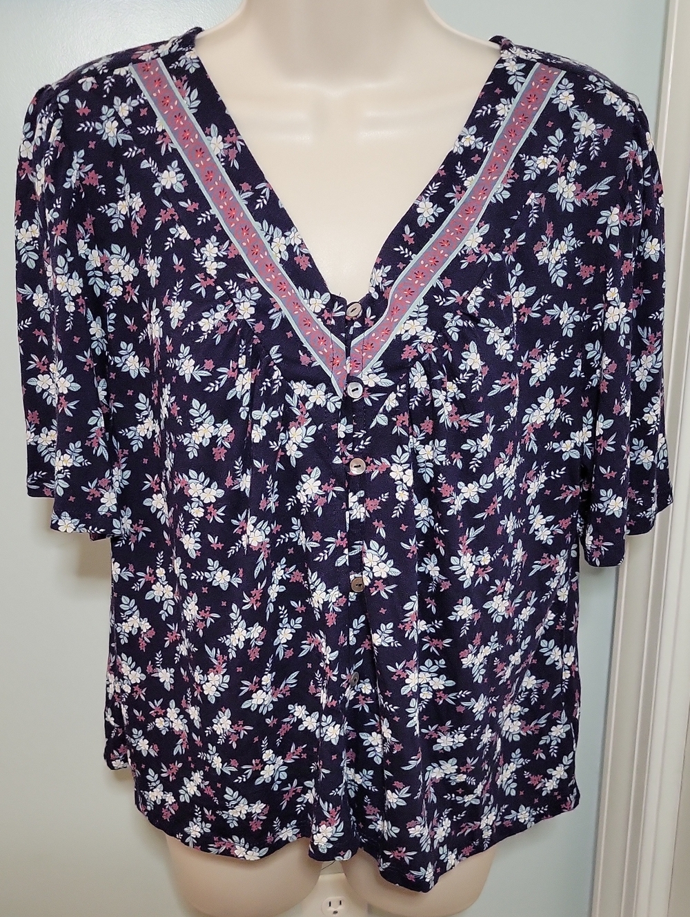 Lucky Brand Navy Floral Button-Front V-Neck Blouse with NWT Size Large